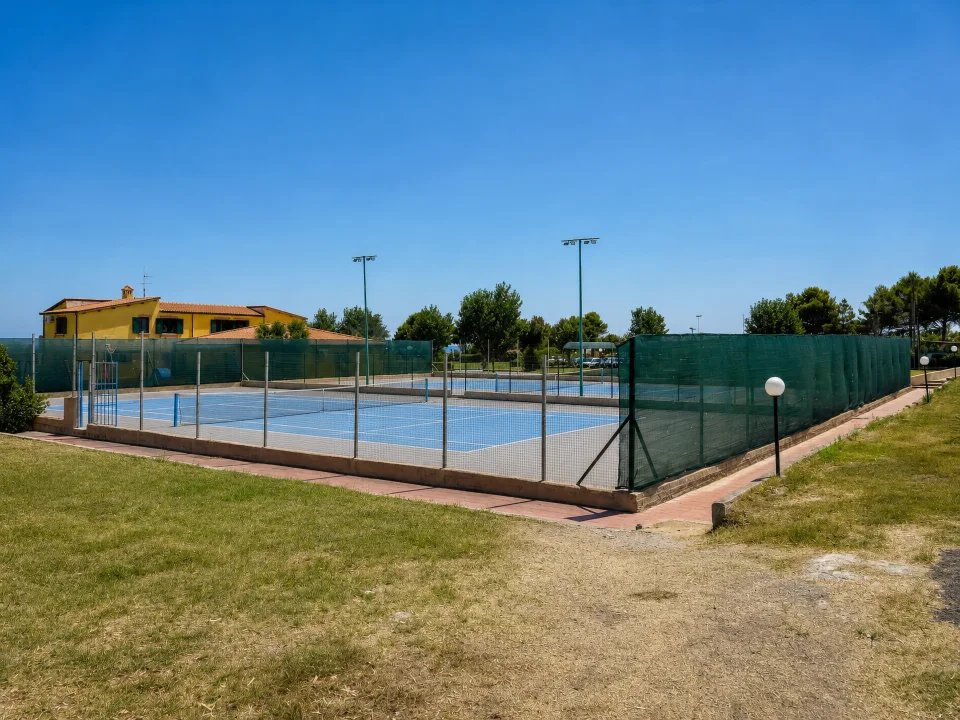 I campi da tennis del Santa Cristina Village, recintati e dotati di illuminazione.