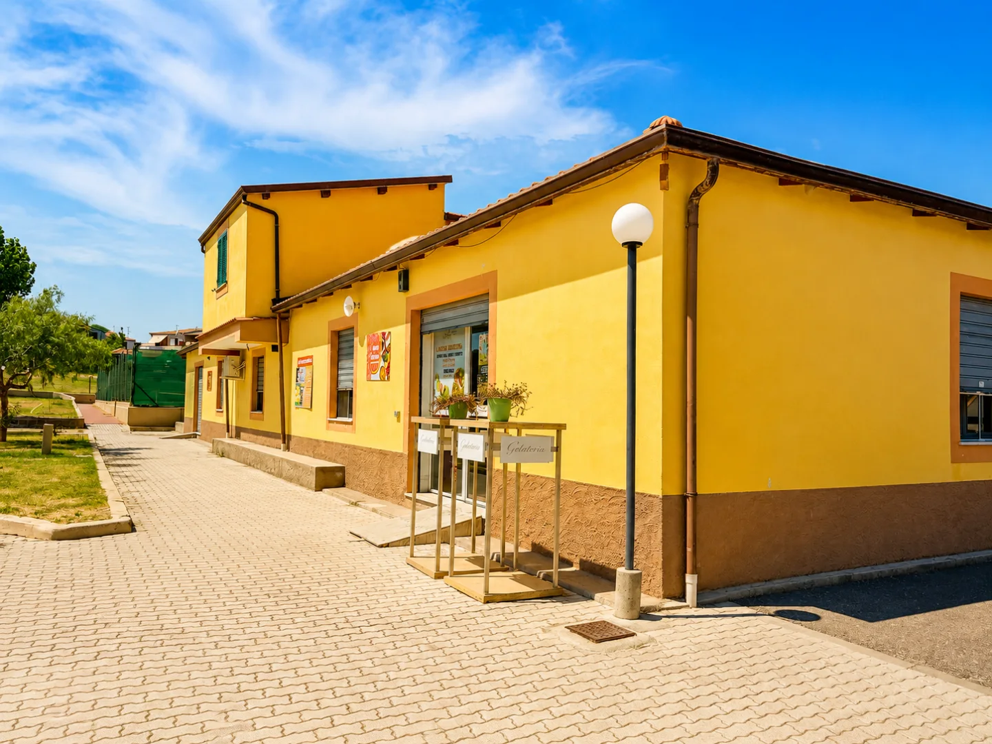 L’edificio giallo che ospita il market del Santa Cristina Village.