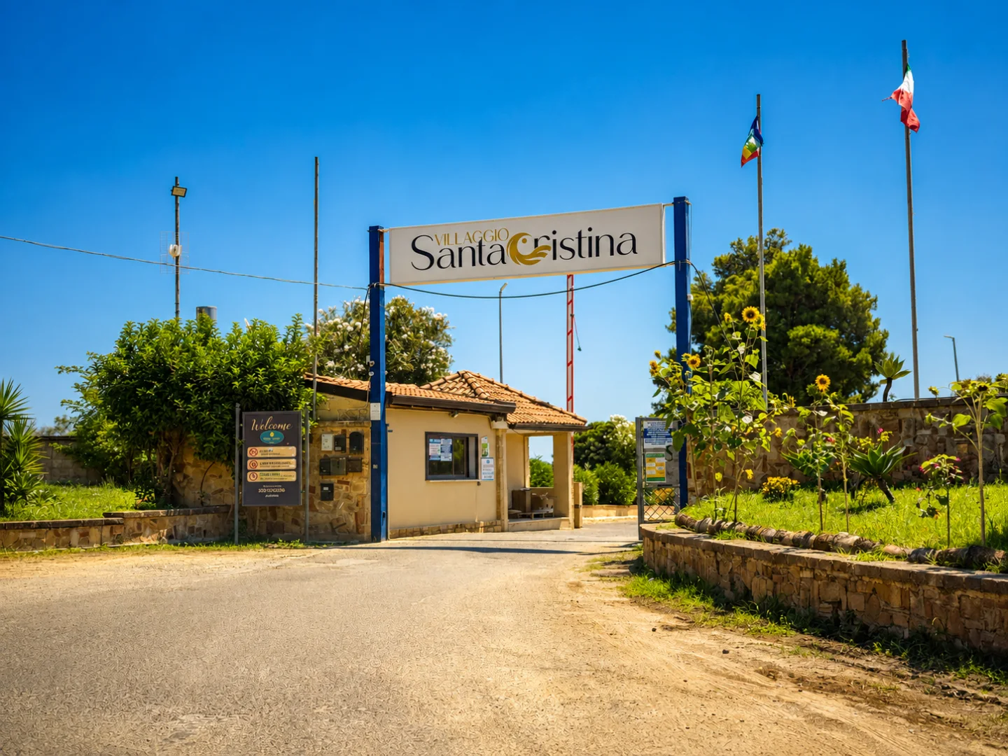 L’ingresso del Santa Cristina Village con l’insegna e il viale di accesso.