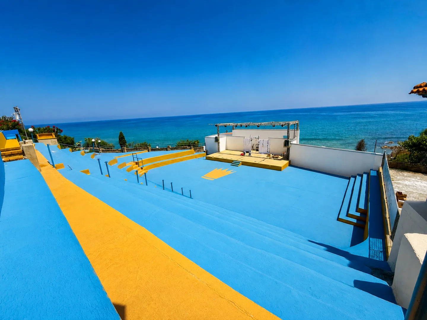 Il teatro all’aperto del Santa Cristina Village davanti al mare.