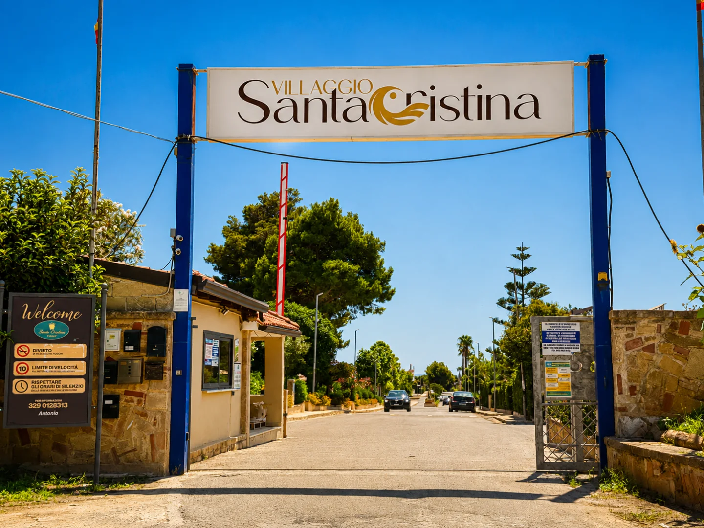 L’insegna e il viale interno del Santa Cristina Village.